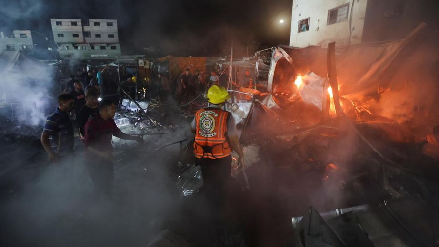 Warga Palestina memeriksa kerusakan di lokasi serangan Israel terhadap tenda-tenda yang menampung orang-orang terlantar, di tengah konflik Israel-Hamas, di rumah sakit Martir Al-Aqsa di Deir Al-Balah di Jalur Gaza tengah, 14 Oktober 2024. (REUTERS/Ramadan Abed)