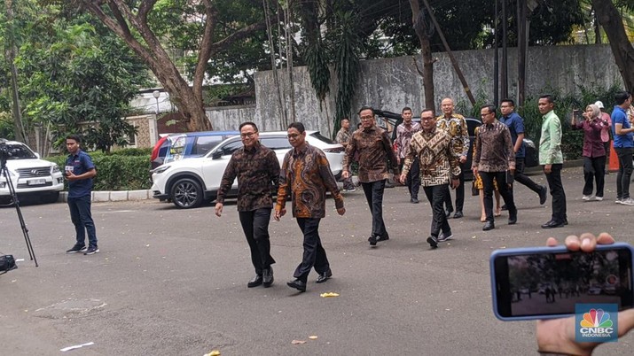 Wakil BUMN, Kartika Wirjoatmodjo, Diretktur Utama Injourney, Dony Oskaria, eks Wali Kota Bogor, Bima Arya Sugiarto dan Wakil Menteri Investasi/Wakil Kepala Badan Koordinasi Penanaman Modal (BKPM), Yuliot tiba di Kartanegara, Selasa (15/10/2024). (CNBC Indonesia/Emir Yanwardhana)