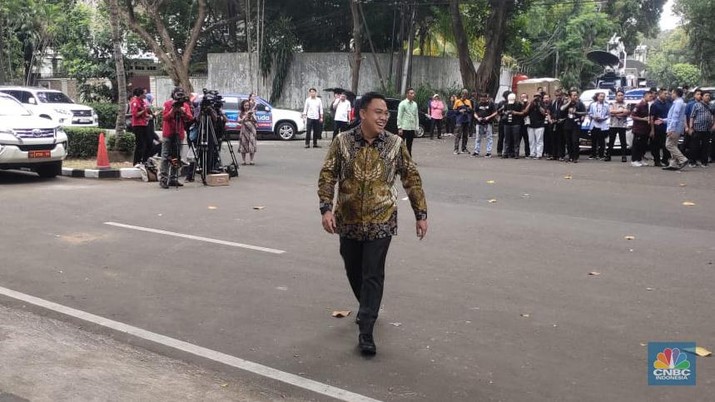 Wakil Menteri Kominfo, Angga Raka Prabowo tiba di Jalan Kartanegara, Selasa (15/10/2024). (CNBC Indonesia/Rosseno Aji)