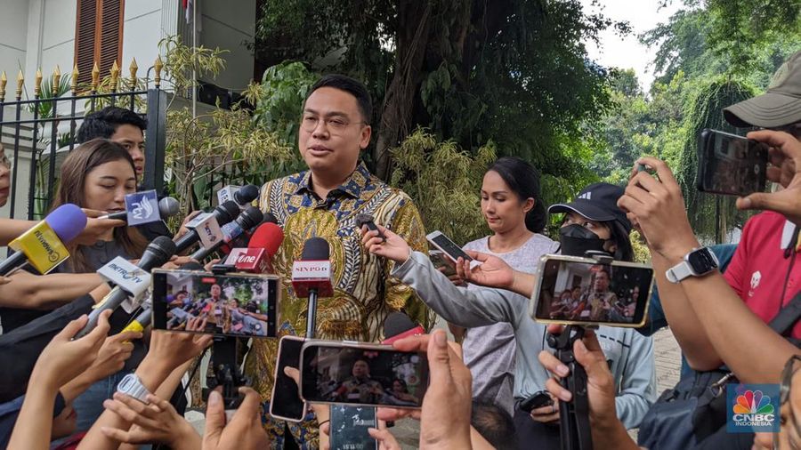 Wakil Menteri Kominfo, Angga Raka Prabowo usai memenuhi panggilan calon Presiden terpilih Prabowo Subianto di jalan Kartanegara, Selasa (15/10/2024). (CNBC Indonesia/Emir Yanwardhana)