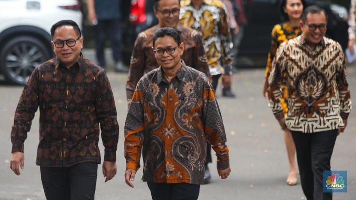 Wamen BUMN, Kartika Wirjoatmodjo tiba di Jalan Kertanegara, Jakarta, Selasa (15/10/2024). (CNBC Indonesia/Faisal Rahman)