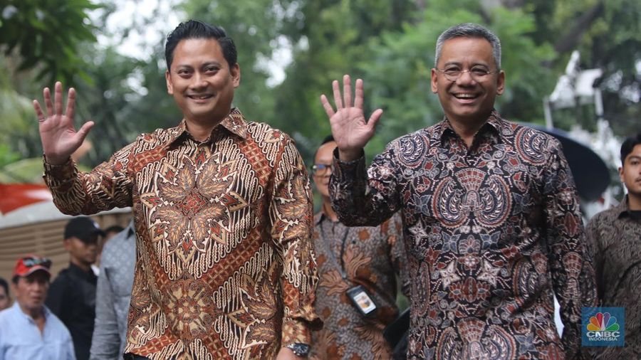 Wamenkeu Thomas Djiwandono dan Suahasil Nazara tiba di Jalan Kartanegara, Selasa (15/10/2024). (CNBC Indonesia/Faisal Rahman)