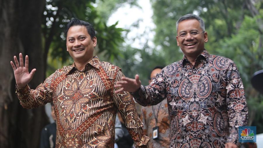 Wamenkeu Thomas Djiwandono dan Suahasil Nazara tiba di jalan Kertanegara, Jakarta, Selasa, 15/10. (CNBC Indonesia/Faisal Rahman)