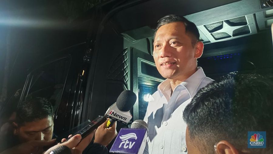 Agus Harimurti Yudhoyono di kediaman Presiden terpilih periode 2024-2029 Prabowo Subianto di Padepokan Garudayaksa, Hambalang, Bogor, Jawa Barat, Rabu (16/10/2024). (CNBC Indonesia/Martya Rizky)