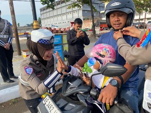 Reward untuk Pengendara di Ponorogo Saat Sosialisasi Operasi Zebra Semeru
