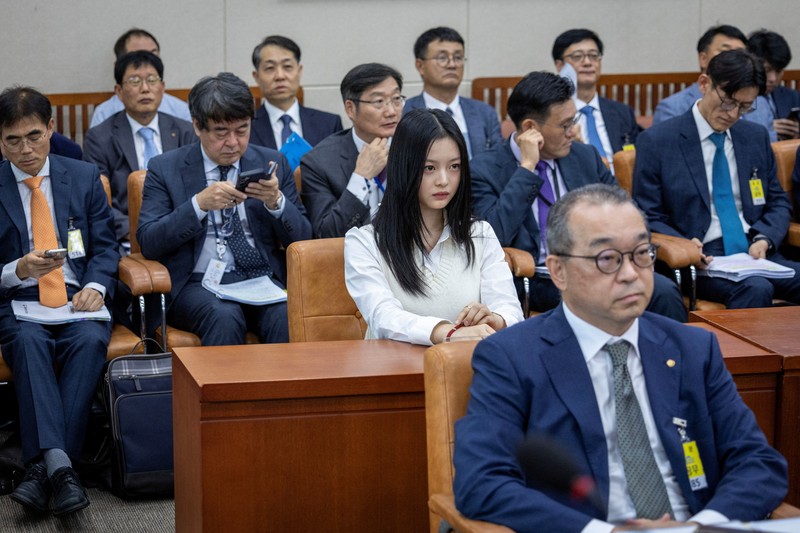 Hanni dari New Jeans akan memberikan kesaksian di Majelis Nasional untuk sidang pada tanggal 15 Oktober 2024 di Seoul, Korea Selatan. Hanni dari girlband NewJeans telah membuat pernyataan, yang menyatakan kesediaannya untuk memberikan kesaksian di audit Majelis Nasional atas tuduhan perundungan di tempat kerja. (Kim Min-Hee/Pool via REUTERS)