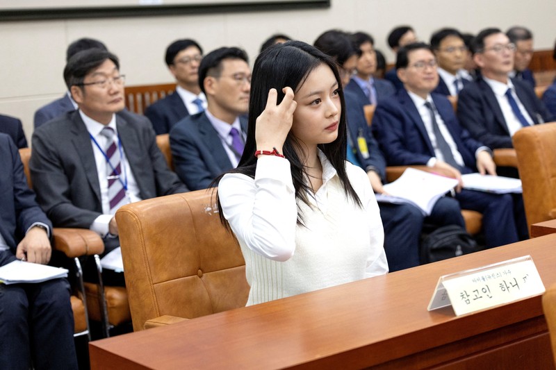 Hanni dari New Jeans akan memberikan kesaksian di Majelis Nasional untuk sidang pada tanggal 15 Oktober 2024 di Seoul, Korea Selatan. Hanni dari girlband NewJeans telah membuat pernyataan, yang menyatakan kesediaannya untuk memberikan kesaksian di audit Majelis Nasional atas tuduhan perundungan di tempat kerja. (Kim Min-Hee/Pool via REUTERS)