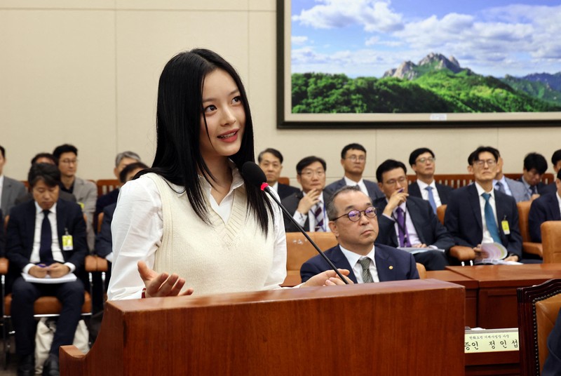 Hanni dari New Jeans akan memberikan kesaksian di Majelis Nasional untuk sidang pada tanggal 15 Oktober 2024 di Seoul, Korea Selatan. Hanni dari girlband NewJeans telah membuat pernyataan, yang menyatakan kesediaannya untuk memberikan kesaksian di audit Majelis Nasional atas tuduhan perundungan di tempat kerja. Hanni dari New Jeans akan memberikan kesaksian di Majelis Nasional untuk sidang pada tanggal 15 Oktober 2024 di Seoul, Korea Selatan. Hanni dari girlband NewJeans telah membuat pernyataan, yang menyatakan kesediaannya untuk memberikan kesaksian di audit Majelis Nasional atas tuduhan perundungan di tempat kerja. (Kim Min-Hee/Pool via REUTERS)