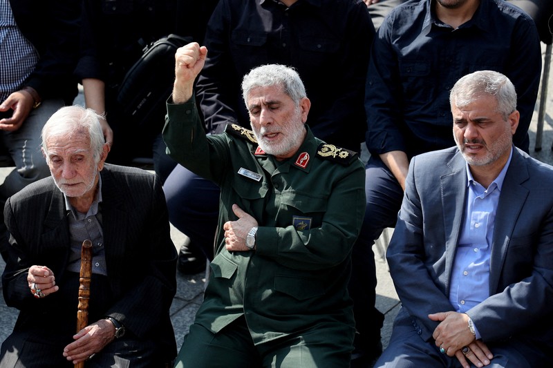Orang-orang menghadiri upacara pemakaman wakil komandan Garda Revolusi Iran (IRGC) Brigadir Jenderal Abbas Nilforoushan yang tewas dalam serangan Israel di Beirut, di Teheran, Iran, 15 Oktober 2024. (Majid Asgaripour/WANA (West Asia News Agency) via REUTERS)
