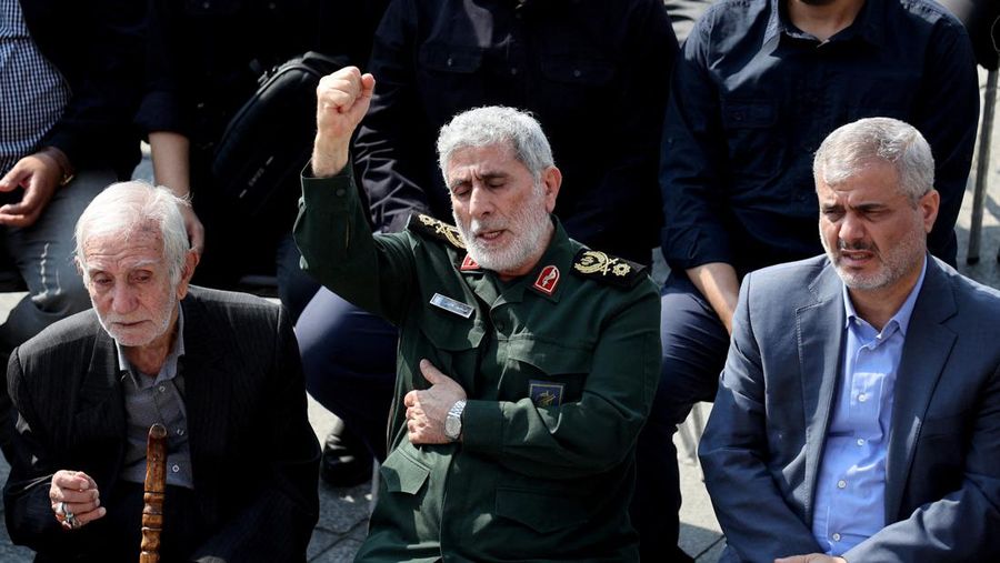 Orang-orang menghadiri upacara pemakaman wakil komandan Garda Revolusi Iran (IRGC) Brigadir Jenderal Abbas Nilforoushan yang tewas dalam serangan Israel di Beirut, di Teheran, Iran, 15 Oktober 2024. (Majid Asgaripour/WANA (West Asia News Agency) via REUTERS)