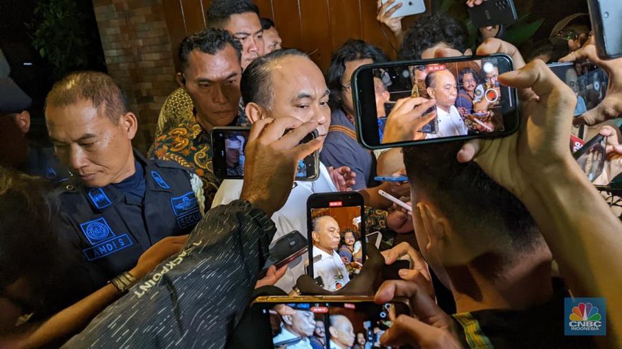 Budi Arie Setiadi di kediaman Presiden terpilih periode 2024-2029 Prabowo Subianto di Padepokan Garudayaksa, Hambalang, Bogor, Jawa Barat, Rabu (16/10/2024). (CNBC Indonesia/Emir Yanwardhana)