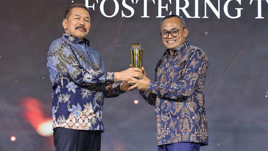 Direktur Human Capital and Compiance PT Bank Negara Indonesia (Persero) TBK, Mucharom menerima penghargaan Best Practices For Anti-Graftinitiatives & Fostering Transparency dalam acara Malam Anugerah GCG Awards 2024 di Kempinski Bali Room, Jakarta, Selasa (15/10/2024). Direktur Human Capital and Compiance PT Bank Negara Indonesia (Persero) TBK, Mucharom menerima penghargaan Best Practices For Anti-Graftinitiatives & Fostering Transparency dalam acara Malam Anugerah GCG Awards 2024 di Kempinski Bali Room, Jakarta, Selasa (15/10/2024). (Dok. BNI)