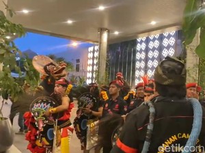 Paslon Tunggal Eri-Armuji Disambut Jaranan-Ratusan Pendukung di Debat Pilwali