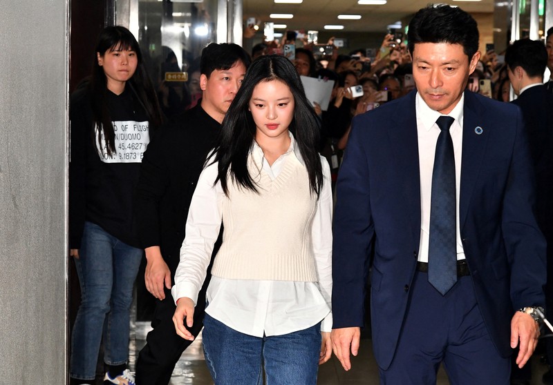 Hanni dari New Jeans akan memberikan kesaksian di Majelis Nasional untuk sidang pada tanggal 15 Oktober 2024 di Seoul, Korea Selatan. Hanni dari girlband NewJeans telah membuat pernyataan, yang menyatakan kesediaannya untuk memberikan kesaksian di audit Majelis Nasional atas tuduhan perundungan di tempat kerja. (Kim Min-Hee/Pool via REUTERS)