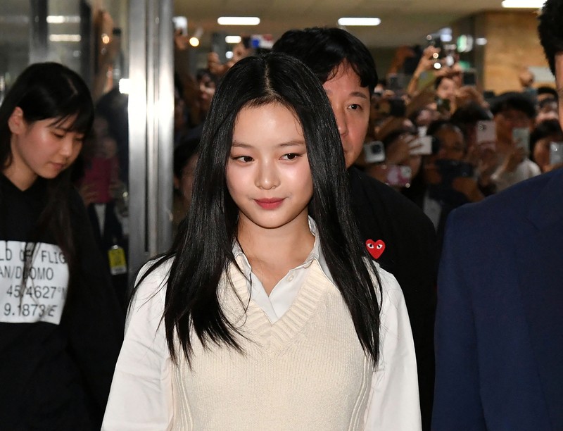 Hanni dari New Jeans akan memberikan kesaksian di Majelis Nasional untuk sidang pada tanggal 15 Oktober 2024 di Seoul, Korea Selatan. Hanni dari girlband NewJeans telah membuat pernyataan, yang menyatakan kesediaannya untuk memberikan kesaksian di audit Majelis Nasional atas tuduhan perundungan di tempat kerja. (Kim Min-Hee/Pool via REUTERS)