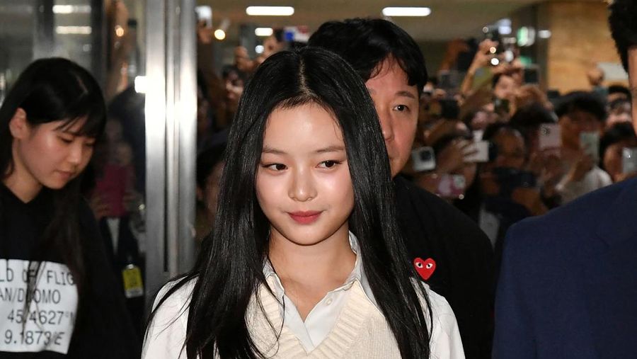 Hanni dari New Jeans akan memberikan kesaksian di Majelis Nasional untuk sidang pada tanggal 15 Oktober 2024 di Seoul, Korea Selatan. Hanni dari girlband NewJeans telah membuat pernyataan, yang menyatakan kesediaannya untuk memberikan kesaksian di audit Majelis Nasional atas tuduhan perundungan di tempat kerja. (Kim Min-Hee/Pool via REUTERS)