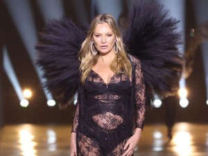 Ibu-Anak, Kate Moss & Lila Moss Tampil Perdana di Show Victorias Secret 2024