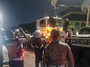 Kecelakaan Beruntun 3 Truk Trailer di Cilincing, Lalin Macet Parah