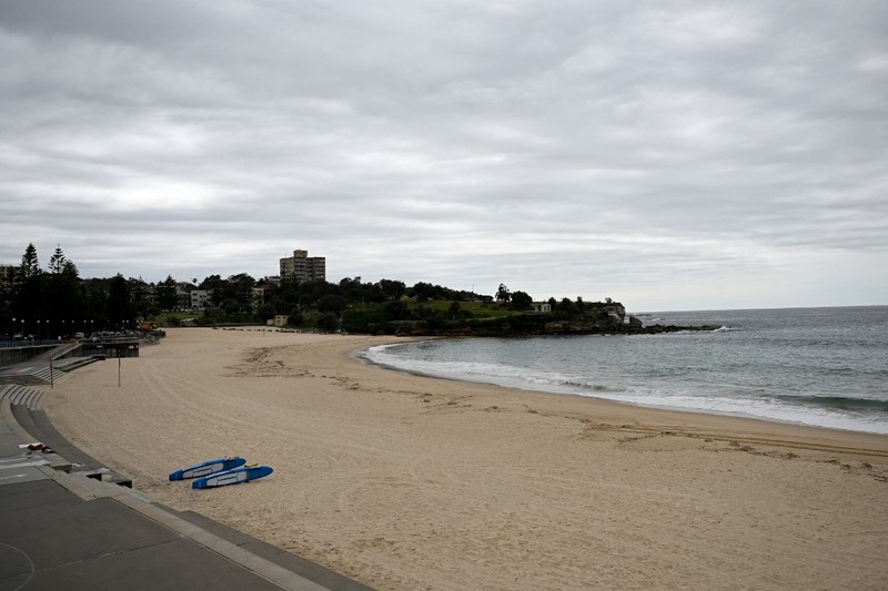 Kemunculan ratusan bola hitam misterius, yang menyerupai ter atau aspal, telah membuat dua pantai populer di area Sydney, Australia, ditutup sementara. (Saeed KHAN / AFP) Kemunculan ratusan bola hitam misterius, yang menyerupai ter atau aspal, telah membuat dua pantai populer di area Sydney, Australia, ditutup sementara. (Saeed KHAN / AFP)