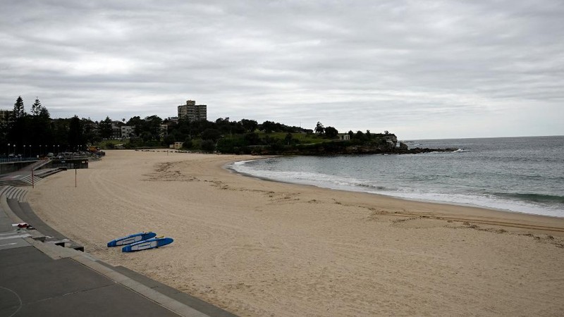 Kemunculan ratusan bola hitam misterius, yang menyerupai ter atau aspal, telah membuat dua pantai populer di area Sydney, Australia, ditutup sementara. (Saeed KHAN / AFP)
