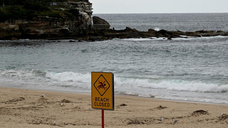 Kemunculan ratusan bola hitam misterius, yang menyerupai ter atau aspal, telah membuat dua pantai populer di area Sydney, Australia, ditutup sementara. (Saeed KHAN / AFP)