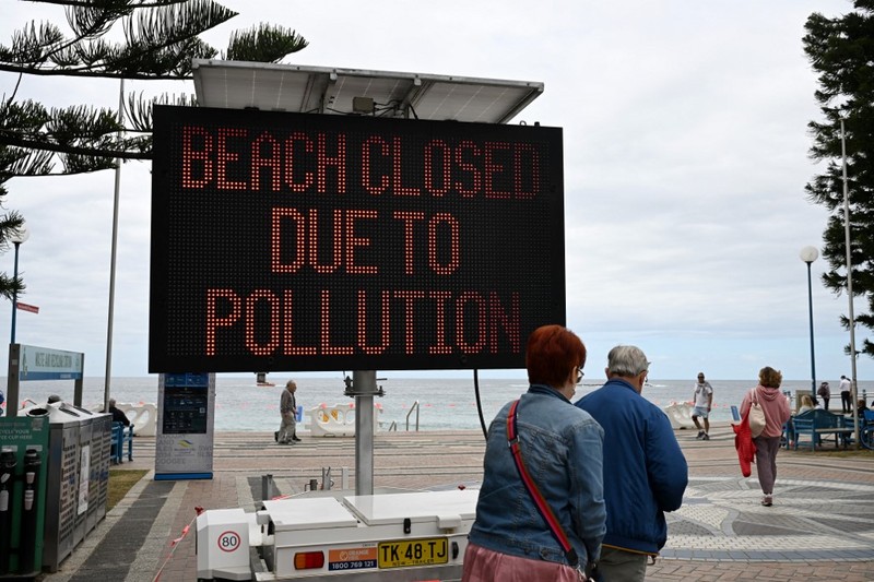 Kemunculan ratusan bola hitam misterius, yang menyerupai ter atau aspal, telah membuat dua pantai populer di area Sydney, Australia, ditutup sementara. (Saeed KHAN / AFP) Kemunculan ratusan bola hitam misterius, yang menyerupai ter atau aspal, telah membuat dua pantai populer di area Sydney, Australia, ditutup sementara. (Saeed KHAN / AFP)