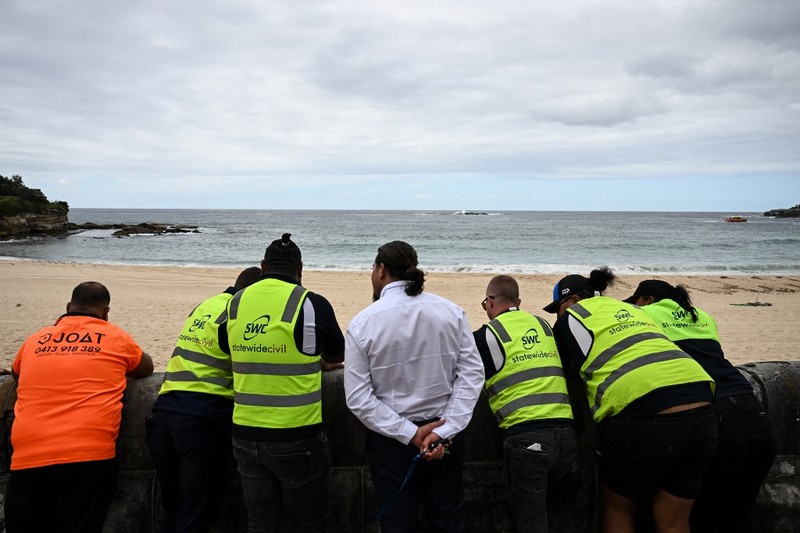Kemunculan ratusan bola hitam misterius, yang menyerupai ter atau aspal, telah membuat dua pantai populer di area Sydney, Australia, ditutup sementara. (Saeed KHAN / AFP) Kemunculan ratusan bola hitam misterius, yang menyerupai ter atau aspal, telah membuat dua pantai populer di area Sydney, Australia, ditutup sementara. (Saeed KHAN / AFP)