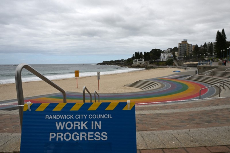 Kemunculan ratusan bola hitam misterius, yang menyerupai ter atau aspal, telah membuat dua pantai populer di area Sydney, Australia, ditutup sementara. (Saeed KHAN / AFP) Kemunculan ratusan bola hitam misterius, yang menyerupai ter atau aspal, telah membuat dua pantai populer di area Sydney, Australia, ditutup sementara. (Saeed KHAN / AFP)