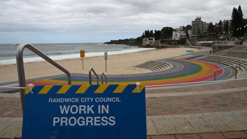 Kemunculan ratusan bola hitam misterius, yang menyerupai ter atau aspal, telah membuat dua pantai populer di area Sydney, Australia, ditutup sementara. (Saeed KHAN / AFP)