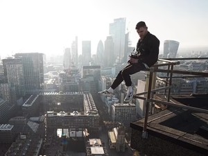 Influencer Tewas Terjatuh dari Atas Jembatan Saat Bikin Konten Ekstrem