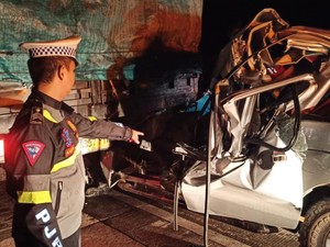 Mobil Ford Tabrak Truk di Tol Kampar, 2 Tewas!