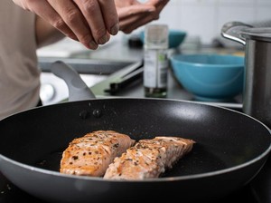 5 Bahan Dapur Ini Ampuh Singkirkan Bau Amis yang Melekat