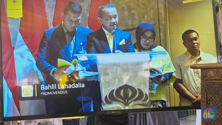 Menteri ESDM Bahlil Lahadalia Memaparkan Hasil Penelitiannya dalam Sidang Terbuka Doktor di Universitas Indonesia, Depok, Jawa Barat. (CNBC Indonesia/Verda Nano Setiawan)