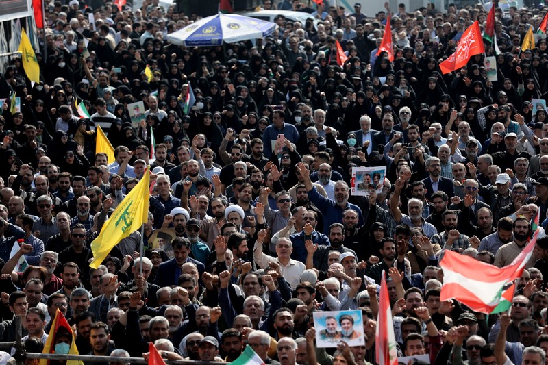 Orang-orang menghadiri upacara pemakaman wakil komandan Garda Revolusi Iran (IRGC) Brigadir Jenderal Abbas Nilforoushan yang tewas dalam serangan Israel di Beirut, di Teheran, Iran, 15 Oktober 2024. (Majid Asgaripour/WANA (West Asia News Agency) via REUTERS)