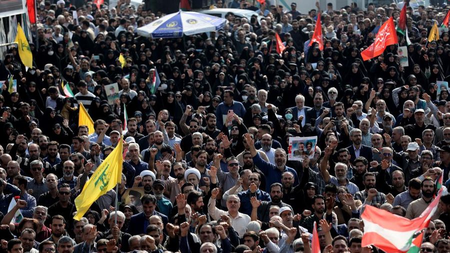 Orang-orang menghadiri upacara pemakaman wakil komandan Garda Revolusi Iran (IRGC) Brigadir Jenderal Abbas Nilforoushan yang tewas dalam serangan Israel di Beirut, di Teheran, Iran, 15 Oktober 2024. (Majid Asgaripour/WANA (West Asia News Agency) via REUTERS)