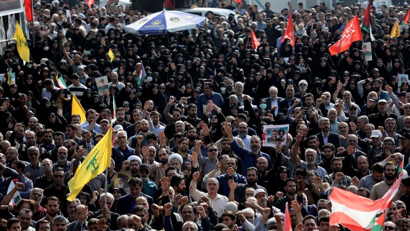 Orang-orang menghadiri upacara pemakaman wakil komandan Garda Revolusi Iran (IRGC) Brigadir Jenderal Abbas Nilforoushan yang tewas dalam serangan Israel di Beirut, di Teheran, Iran, 15 Oktober 2024. (Majid Asgaripour/WANA (West Asia News Agency) via REUTERS)