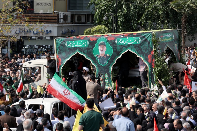 Orang-orang menghadiri upacara pemakaman wakil komandan Garda Revolusi Iran (IRGC) Brigadir Jenderal Abbas Nilforoushan yang tewas dalam serangan Israel di Beirut, di Teheran, Iran, 15 Oktober 2024. (Majid Asgaripour/WANA (West Asia News Agency) via REUTERS)