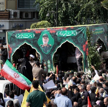 Potret Lautan Manusia di Pemakaman Komandan Iran yang Dibunuh Israel