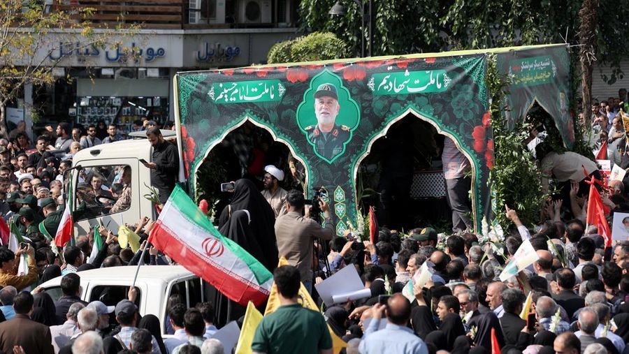 Orang-orang menghadiri upacara pemakaman wakil komandan Garda Revolusi Iran (IRGC) Brigadir Jenderal Abbas Nilforoushan yang tewas dalam serangan Israel di Beirut, di Teheran, Iran, 15 Oktober 2024. (Majid Asgaripour/WANA (West Asia News Agency) via REUTERS)