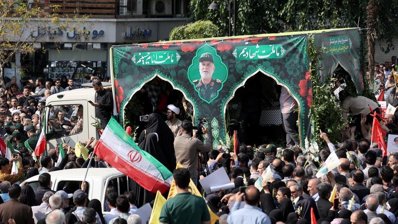 Orang-orang menghadiri upacara pemakaman wakil komandan Garda Revolusi Iran (IRGC) Brigadir Jenderal Abbas Nilforoushan yang tewas dalam serangan Israel di Beirut, di Teheran, Iran, 15 Oktober 2024. (Majid Asgaripour/WANA (West Asia News Agency) via REUTERS)