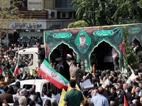 Potret Lautan Manusia di Pemakaman Komandan Iran yang Dibunuh Israel