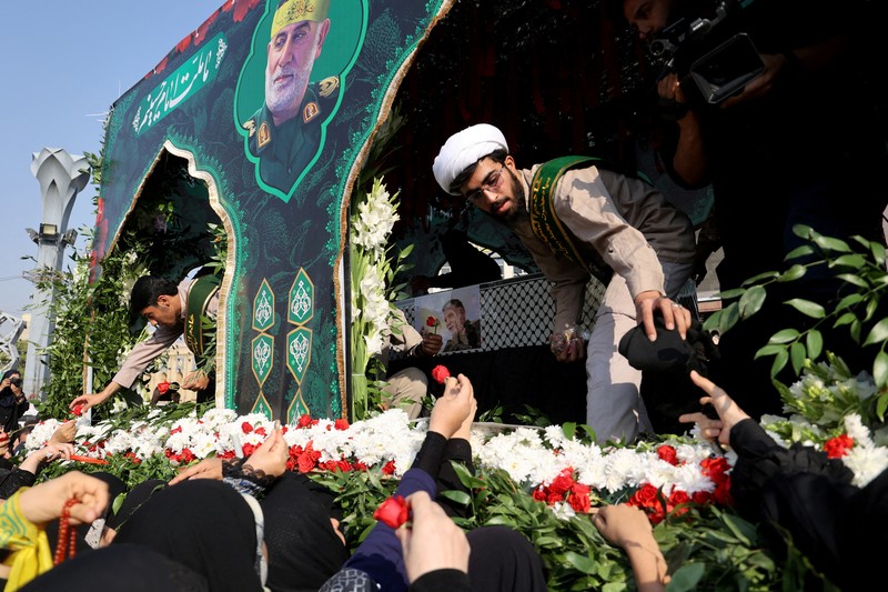 Orang-orang menghadiri upacara pemakaman wakil komandan Garda Revolusi Iran (IRGC) Brigadir Jenderal Abbas Nilforoushan yang tewas dalam serangan Israel di Beirut, di Teheran, Iran, 15 Oktober 2024. (Majid Asgaripour/WANA (West Asia News Agency) via REUTERS)