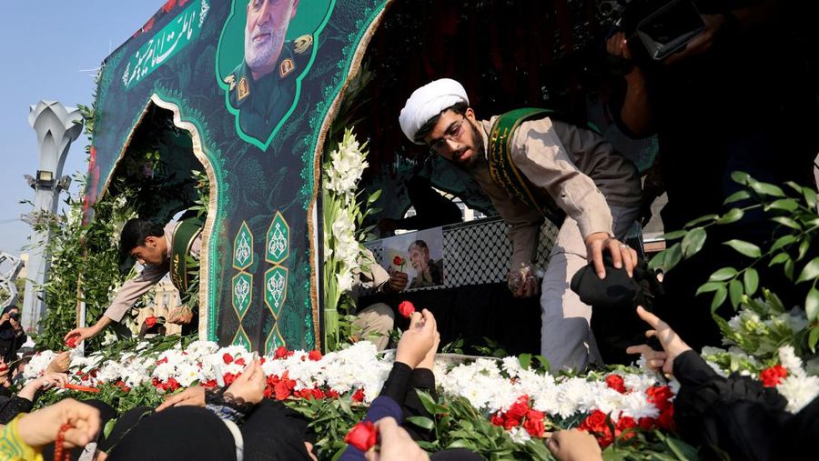 Orang-orang menghadiri upacara pemakaman wakil komandan Garda Revolusi Iran (IRGC) Brigadir Jenderal Abbas Nilforoushan yang tewas dalam serangan Israel di Beirut, di Teheran, Iran, 15 Oktober 2024. (Majid Asgaripour/WANA (West Asia News Agency) via REUTERS)