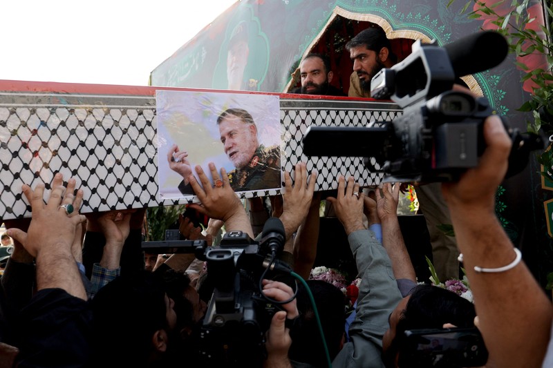 Orang-orang menghadiri upacara pemakaman wakil komandan Garda Revolusi Iran (IRGC) Brigadir Jenderal Abbas Nilforoushan yang tewas dalam serangan Israel di Beirut, di Teheran, Iran, 15 Oktober 2024. (Majid Asgaripour/WANA (West Asia News Agency) via REUTERS)