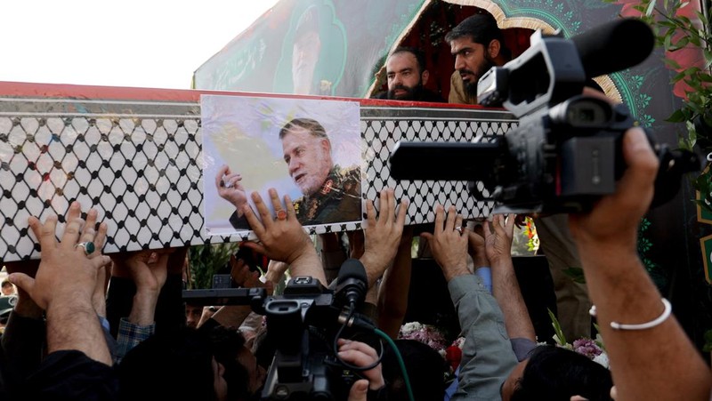 Orang-orang menghadiri upacara pemakaman wakil komandan Garda Revolusi Iran (IRGC) Brigadir Jenderal Abbas Nilforoushan yang tewas dalam serangan Israel di Beirut, di Teheran, Iran, 15 Oktober 2024. (Majid Asgaripour/WANA (West Asia News Agency) via REUTERS)