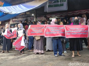 Pedagang Pasar 16 Ilir Demo Tolak Relokasi, TPS Tak Kunjung Ditempati