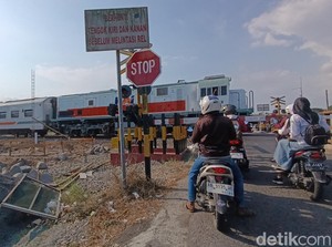 Hancur Imbas Laka Truk Vs KA, Pos Jaga Perlintasan Rel Sedayu Mulai Dibangun