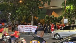 Salah Lokasi Debat Pilwali Surabaya Bikin Rama Malu Setengah Mati