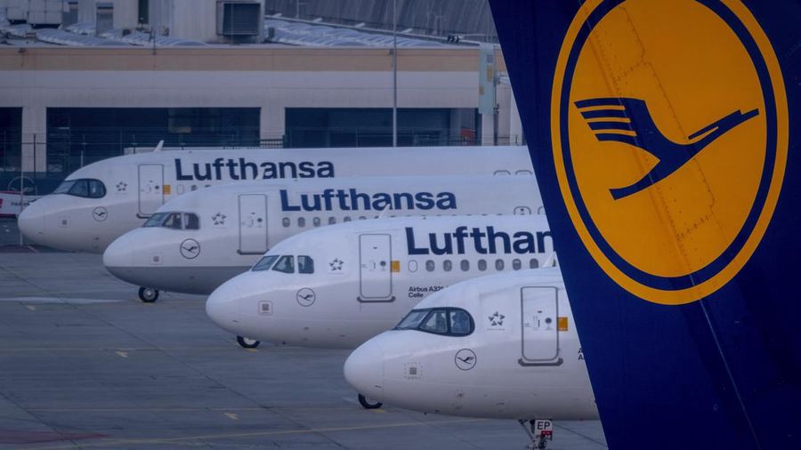 Pesawat Lufthansa diparkir di bandara Frankfurt, Jerman, Kamis, 7 Maret 2024. (AP Photo/Michael Probst)
