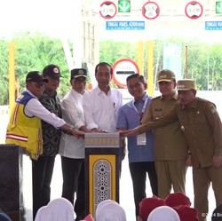 Jelang Lengser, Jokowi Resmikan 2 Ruas Tol Trans Sumatera Rp 11,92 T